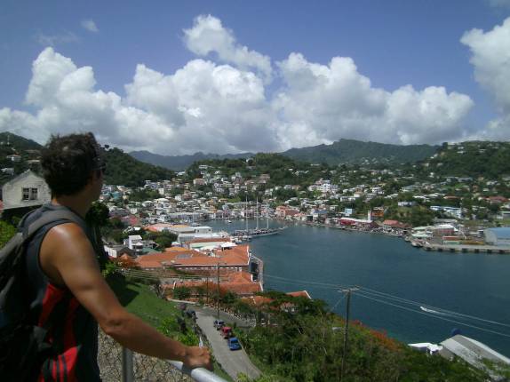Observando do alto do forte a cidade de St. George's, capital de Granada